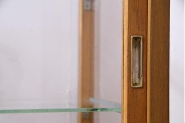 レトロ家具　昭和レトロ　脚付き　シンプルで素朴な小振りサイズの縦型ガラスケース(ショーケース)