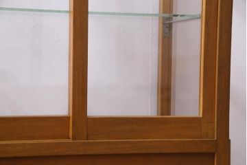 レトロ家具　昭和レトロ　脚付き　シンプルで素朴な小振りサイズの縦型ガラスケース(ショーケース)
