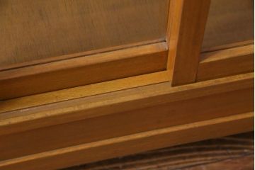レトロ家具　昭和レトロ　脚付き　シンプルで素朴な小振りサイズの縦型ガラスケース(ショーケース)