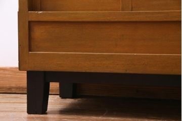 レトロ家具　昭和レトロ　脚付き　シンプルで素朴な小振りサイズの縦型ガラスケース(ショーケース)