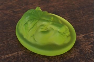 アンティーク雑貨　ウランガラス(ワセリンガラス)　ライオンのペーパーウェイト(文鎮、ディスプレイ)