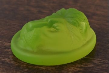 アンティーク雑貨　ウランガラス(ワセリンガラス)　ライオンのペーパーウェイト(文鎮、ディスプレイ)