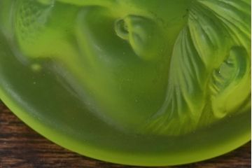 アンティーク雑貨　ウランガラス(ワセリンガラス)　ライオンのペーパーウェイト(文鎮、ディスプレイ)