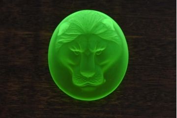 アンティーク雑貨　ウランガラス(ワセリンガラス)　ライオンのペーパーウェイト(文鎮、ディスプレイ)