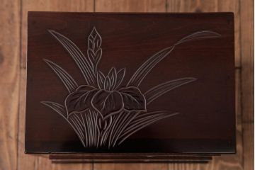 中古　伝統工芸　日光彫り　牡丹・菖蒲　どこか素朴さを感じる小引き出し(小物収納)