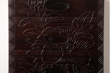 中古　伝統工芸　日光彫り　牡丹・菖蒲　どこか素朴さを感じる小引き出し(小物収納)