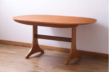 G-PLAN(ジープラン)　北欧家具　チーク材　珍しいデザインのエクステンションテーブル