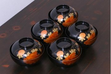 昭和期　外箱付き　輪島塗　菊の図　レトロモダンな雰囲気漂う蒔絵木製椀5客セット(蓋付き椀)