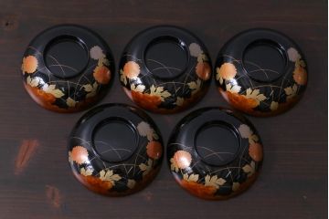 昭和期　外箱付き　輪島塗　菊の図　レトロモダンな雰囲気漂う蒔絵木製椀5客セット(蓋付き椀)