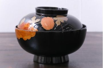 昭和期　外箱付き　輪島塗　菊の図　レトロモダンな雰囲気漂う蒔絵木製椀5客セット(蓋付き椀)