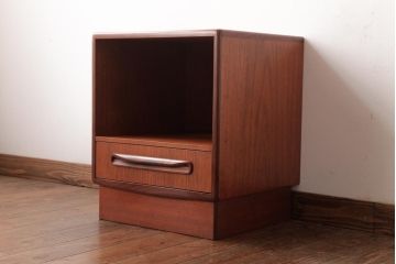 ヴィンテージ家具　北欧ビンテージ　G-PLAN(ジープラン)　チーク材　小振りで可愛らしいサイドテーブル(サイドキャビネット)