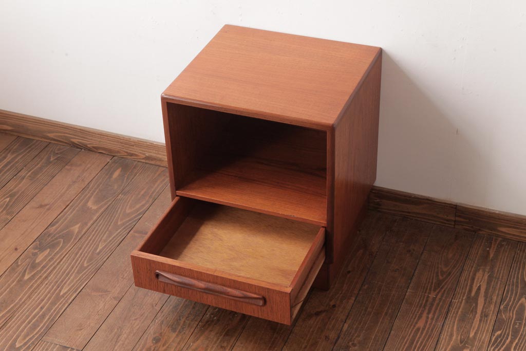 ヴィンテージ家具　北欧ビンテージ　G-PLAN(ジープラン)　チーク材　小振りで可愛らしいサイドテーブル(サイドキャビネット)