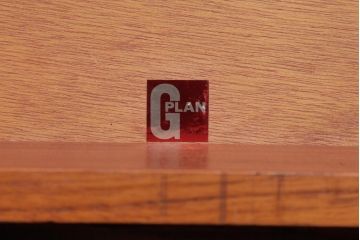 ヴィンテージ家具　北欧ビンテージ　G-PLAN(ジープラン)　チーク材　小振りで可愛らしいサイドテーブル(サイドキャビネット)
