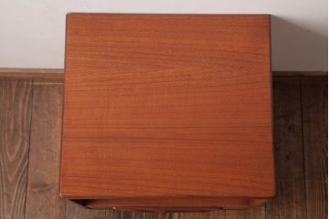 ヴィンテージ家具　北欧ビンテージ　G-PLAN(ジープラン)　チーク材　小振りで可愛らしいサイドテーブル(サイドキャビネット)