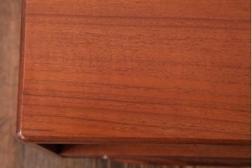 ヴィンテージ家具　北欧ビンテージ　G-PLAN(ジープラン)　チーク材　小振りで可愛らしいサイドテーブル(サイドキャビネット)