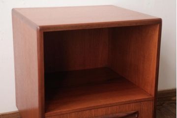 ヴィンテージ家具　北欧ビンテージ　G-PLAN(ジープラン)　チーク材　小振りで可愛らしいサイドテーブル(サイドキャビネット)