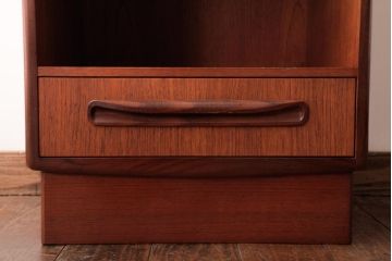 ヴィンテージ家具　北欧ビンテージ　G-PLAN(ジープラン)　チーク材　小振りで可愛らしいサイドテーブル(サイドキャビネット)