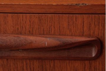 ヴィンテージ家具　北欧ビンテージ　G-PLAN(ジープラン)　チーク材　小振りで可愛らしいサイドテーブル(サイドキャビネット)