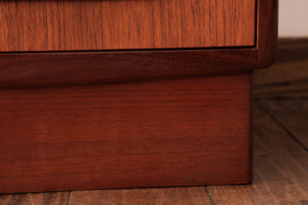 ヴィンテージ家具　北欧ビンテージ　G-PLAN(ジープラン)　チーク材　小振りで可愛らしいサイドテーブル(サイドキャビネット)