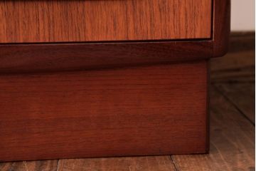 ヴィンテージ家具　北欧ビンテージ　G-PLAN(ジープラン)　チーク材　小振りで可愛らしいサイドテーブル(サイドキャビネット)