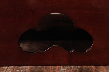 和製アンティーク　総ケヤキ材　艶やかな漆塗りが目を引くお膳