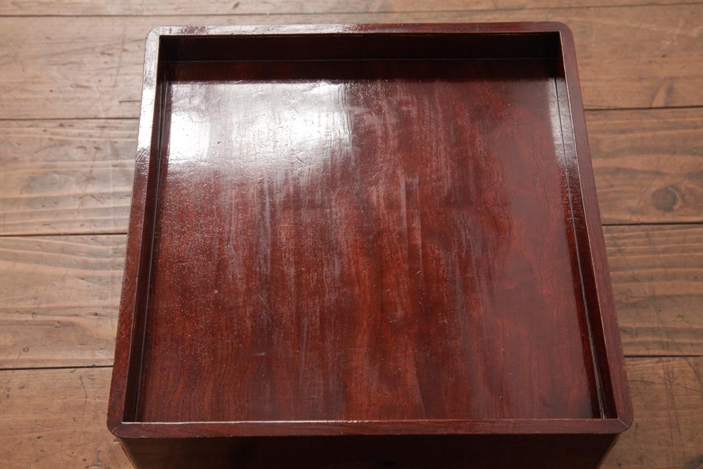和製アンティーク　総ケヤキ材　艶やかな漆塗りが目を引くお膳