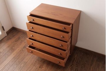 ヴィンテージ家具　北欧ビンテージ　AVALON　モダンな雰囲気漂う個性的な取っ手のチェスト(引き出し、サイドボード)(1)