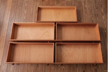 ヴィンテージ家具　北欧ビンテージ　AVALON　モダンな雰囲気漂う個性的な取っ手のチェスト(引き出し、サイドボード)(1)