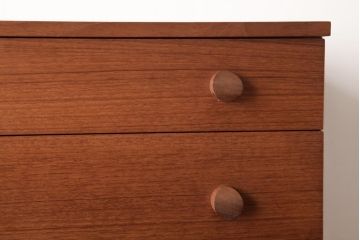 ヴィンテージ家具　北欧ビンテージ　AVALON　モダンな雰囲気漂う個性的な取っ手のチェスト(引き出し、サイドボード)(1)