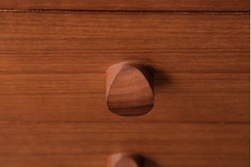 ヴィンテージ家具　北欧ビンテージ　AVALON　モダンな雰囲気漂う個性的な取っ手のチェスト(引き出し、サイドボード)(1)