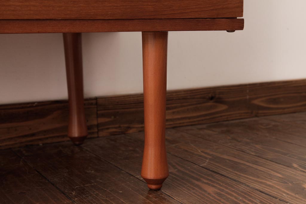 ヴィンテージ家具　北欧ビンテージ　AVALON　モダンな雰囲気漂う個性的な取っ手のチェスト(引き出し、サイドボード)(1)