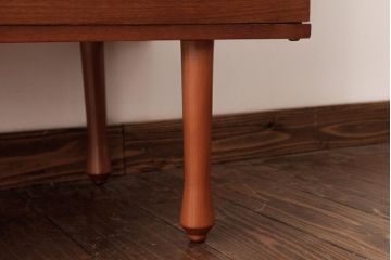 ヴィンテージ家具　北欧ビンテージ　AVALON　モダンな雰囲気漂う個性的な取っ手のチェスト(引き出し、サイドボード)(1)