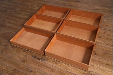 ヴィンテージ家具　北欧ビンテージ　AVALON　取っ手のデザインが目を引くレトロモダンな縦型チェスト(引き出し、サイドボード)