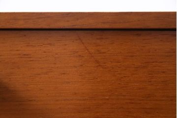 ヴィンテージ家具　北欧ビンテージ　AVALON　取っ手のデザインが目を引くレトロモダンな縦型チェスト(引き出し、サイドボード)