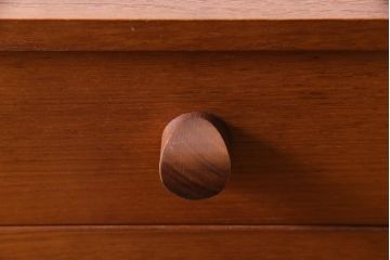 ヴィンテージ家具　北欧ビンテージ　AVALON　取っ手のデザインが目を引くレトロモダンな縦型チェスト(引き出し、サイドボード)