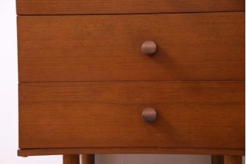 ヴィンテージ家具　北欧ビンテージ　AVALON　取っ手のデザインが目を引くレトロモダンな縦型チェスト(引き出し、サイドボード)