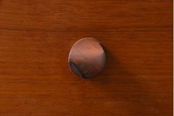 ヴィンテージ家具　北欧ビンテージ　AVALON　取っ手のデザインが目を引くレトロモダンな縦型チェスト(引き出し、サイドボード)