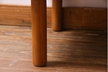 ヴィンテージ家具　北欧ビンテージ　AVALON　取っ手のデザインが目を引くレトロモダンな縦型チェスト(引き出し、サイドボード)