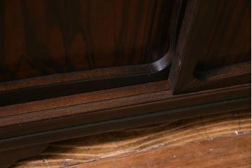 アンティーク家具　和製アンティーク　縞黒檀・ケヤキ材　細部までこだわったつくりの茶棚(飾り棚)