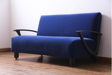 アンティーク家具　和製アンティーク　樺材　冴えるような青が目を引くシックモダンな2人掛けソファ