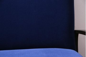 アンティーク家具　和製アンティーク　樺材　冴えるような青が目を引くシックモダンな2人掛けソファ