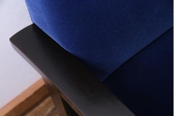 アンティーク家具　和製アンティーク　樺材　冴えるような青が目を引くシックモダンな2人掛けソファ