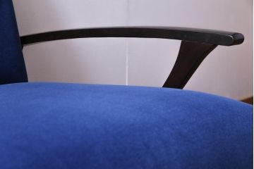 アンティーク家具　和製アンティーク　樺材　冴えるような青が目を引くシックモダンな2人掛けソファ