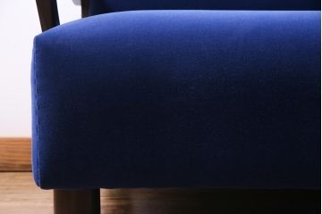 アンティーク家具　和製アンティーク　樺材　冴えるような青が目を引くシックモダンな2人掛けソファ