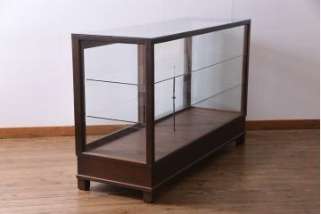 レトロ家具　昭和レトロ　ナラ材　どっしりとした佇まいの大型ガラスケース(ショーケース、陳列棚、飾り棚)