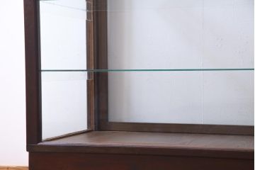 レトロ家具　昭和レトロ　ナラ材　どっしりとした佇まいの大型ガラスケース(ショーケース、陳列棚、飾り棚)