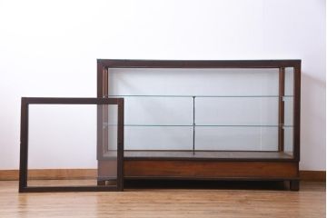 レトロ家具　昭和レトロ　ナラ材　どっしりとした佇まいの大型ガラスケース(ショーケース、陳列棚、飾り棚)
