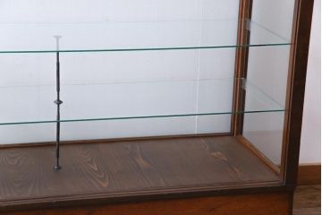 レトロ家具　昭和レトロ　ナラ材　どっしりとした佇まいの大型ガラスケース(ショーケース、陳列棚、飾り棚)