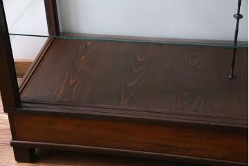 レトロ家具　昭和レトロ　ナラ材　どっしりとした佇まいの大型ガラスケース(ショーケース、陳列棚、飾り棚)