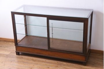 レトロ家具　昭和レトロ　ナラ材　どっしりとした佇まいの大型ガラスケース(ショーケース、陳列棚、飾り棚)